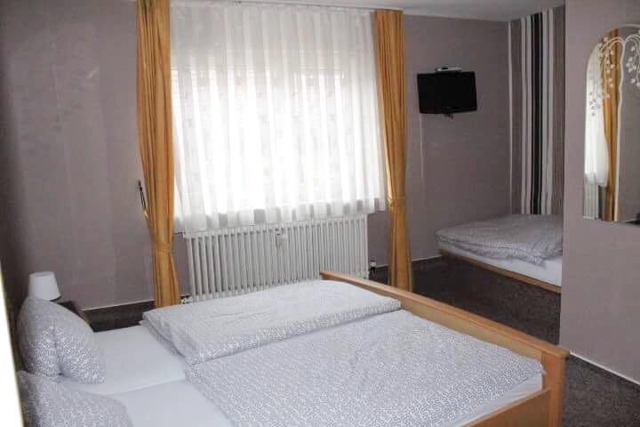Hotel Zum Taunus Eppstein Buitenkant foto